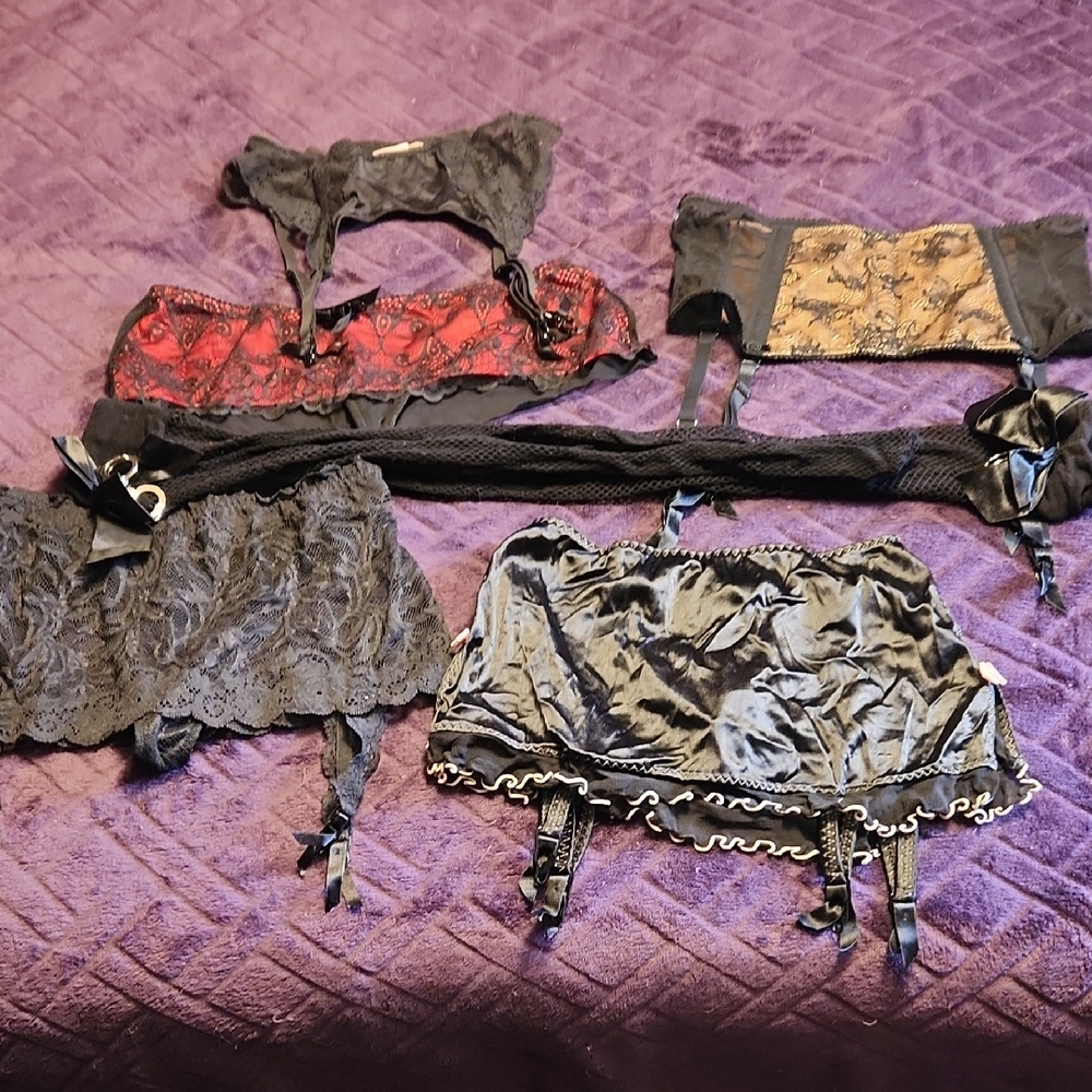 Victoria's Secret Black and Red Lace Bra Set Garder Belts